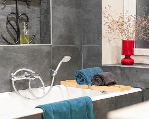 La Maison Vague – Marseille, NY