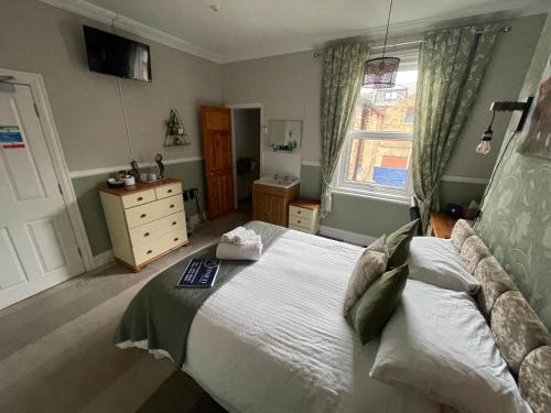 Large Double Room image 10