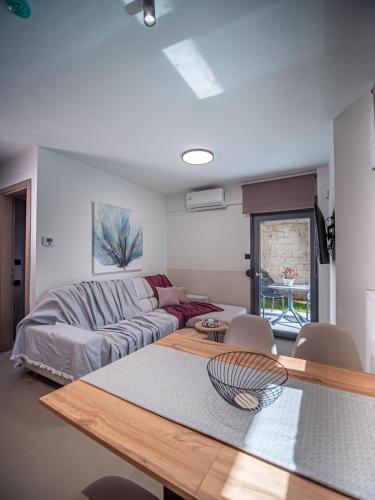 One-Bedroom Apartment with Garden image 6