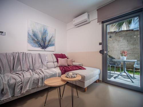 One-Bedroom Apartment with Garden image 4