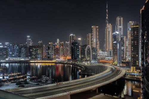 Free housekeeping visits during your stay - StayShort - Trendy 1-Bedroom Apartment for 4 in Business Bay, Dubai