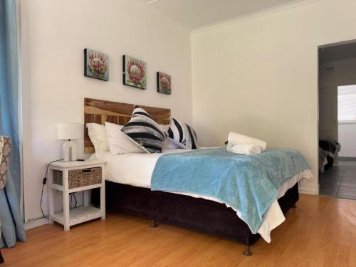 1 double bed, 2 twin beds