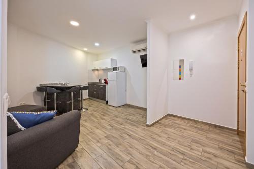 One-Bedroom Apartment image 5