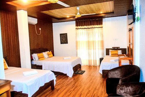 4 twin beds