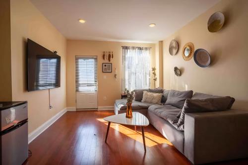Modern Retreat Near John Hopkins Central Location! – khách sạn tại Mt. Vernon