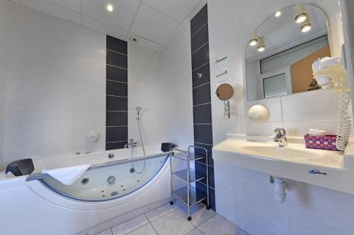 HOSTELLERIE du CANTAL - image 10