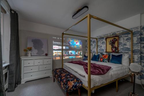 Niru Experience Chelsea Oasis with Courtyard