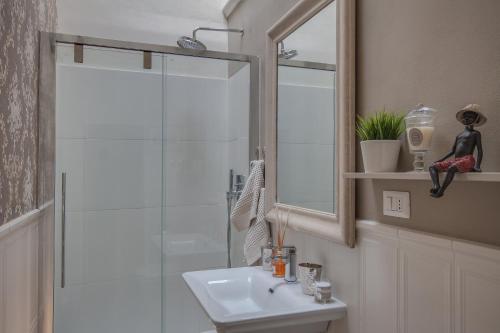 Apartments Florence- Gemma 2bd Tornabuoni area - image 5