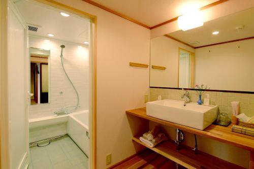 Japanese-Style Standard Room image 3