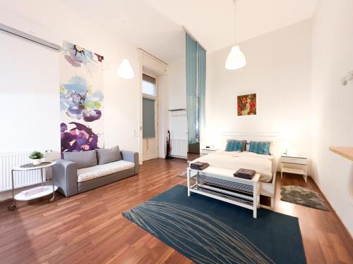 Charming Central Studio Apt - Flora's Room - Tap to explore photos