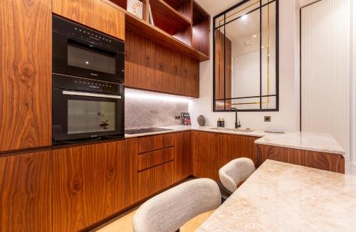 Kitchen, Luxurious Suite Eiffel Tower Flandrin Muette AC in Bois de Boulogne