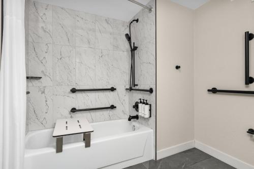 King Room - Hearing Accessible - Non-Smoking room in Crowne Plaza Virginia Beach Town Center by IHG