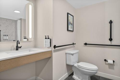 Standard King Room image 7