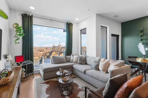 Luxury Riverview Condo with Patio Walk to Broadway