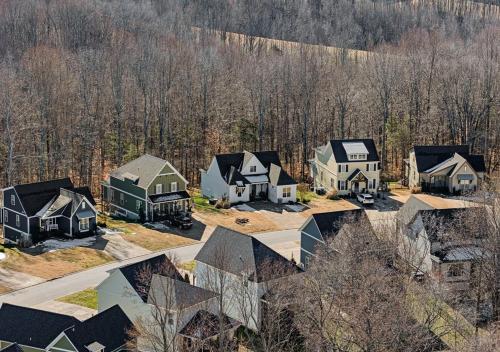 Cottage with 3 King Beds, 3 min to Marina, Fire Pit