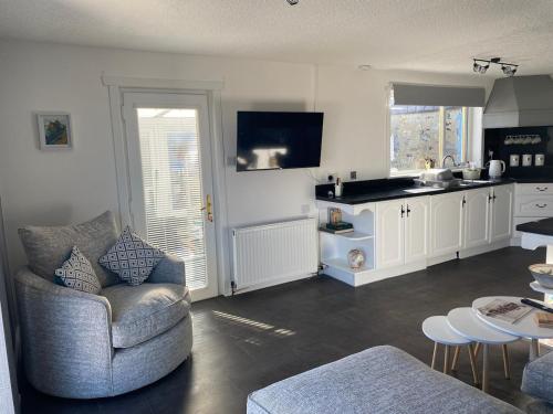 кухня, Number Forty Two, Portsoy - A 3 bedroom cottage with sea views in Портсой
