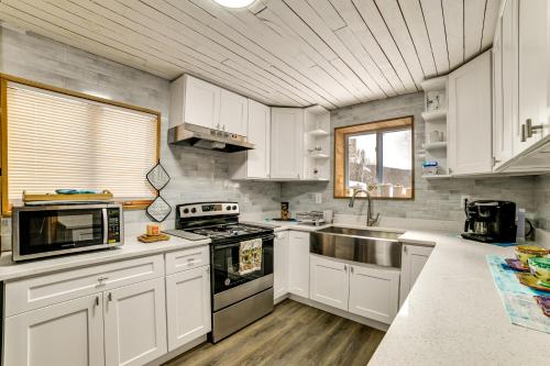 Mtn-View Deck and Grill Creekside Catskills Cabin! in Roscoe (NY)