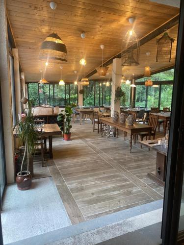 Étterem, Gites Libellule at Auberge de l'Arac, Bar, Restaurant in Aleu