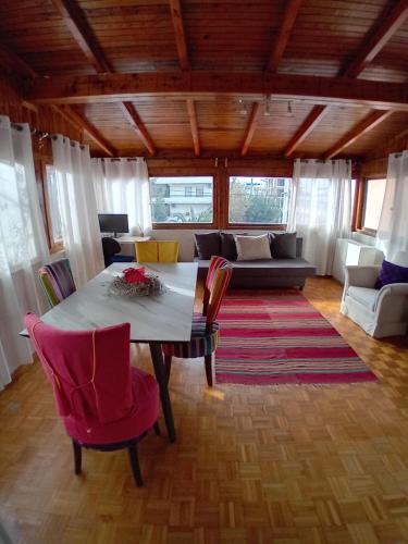 SUNNY APARTMENT NORTHERN ATHENS in Lykovrysi