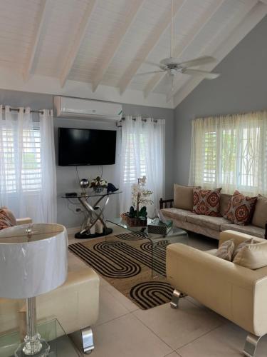 Isle Be Back Villa in Plantation Village