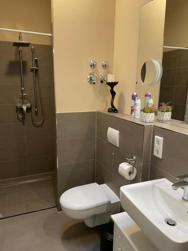 Zimmer mit eigenem Badezimmer - 1 Bahn-Station zur Messe und HBF, Francfort-sur-le-Main (photo 3)