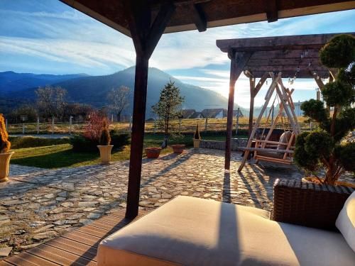 Balada dintre dealuri - Casa Soarelui si Casa Lunii in Cisnadioara