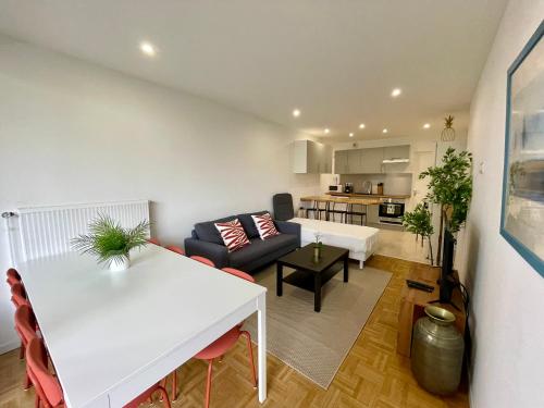 Shared lounge/TV area, BnGo I Le Spacieux I 3 chambres, 2 salles de bain, 1 toilette, parking prive gratuit, 8 personnes, V in Provinces-Chavril