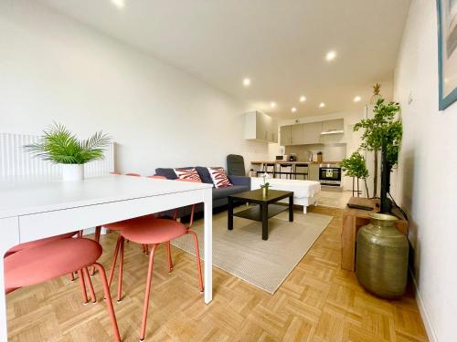 Kitchen, BnGo I Le Spacieux I 3 chambres, 2 salles de bain, 1 toilette, parking prive gratuit, 8 personnes, V in Provinces-Chavril