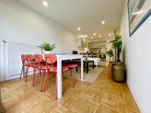 Kitchen, BnGo I Le Spacieux I 3 chambres, 2 salles de bain, 1 toilette, parking prive gratuit, 8 personnes, V in Provinces-Chavril