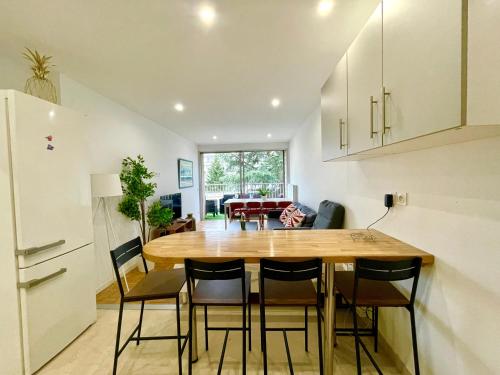 Kitchen, BnGo I Le Spacieux I 3 chambres, 2 salles de bain, 1 toilette, parking prive gratuit, 8 personnes, V in Provinces-Chavril