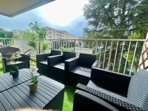 Facilities, BnGo I Le Spacieux I 3 chambres, 2 salles de bain, 1 toilette, parking prive gratuit, 8 personnes, V in Provinces-Chavril