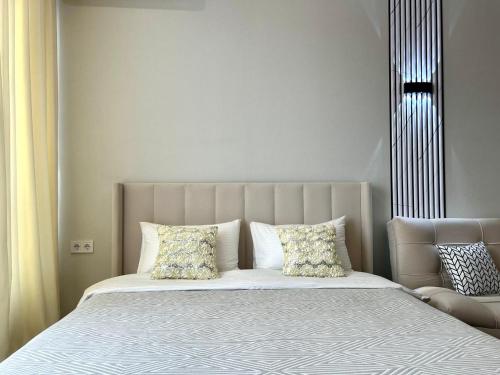 1 queen bed, 1 sofa bed