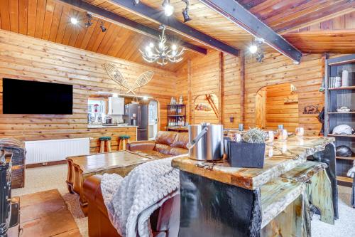 5 Mi to Breckenridge Ski Resort: Cozy Wood Cabin! – khách sạn tại Sông Blue