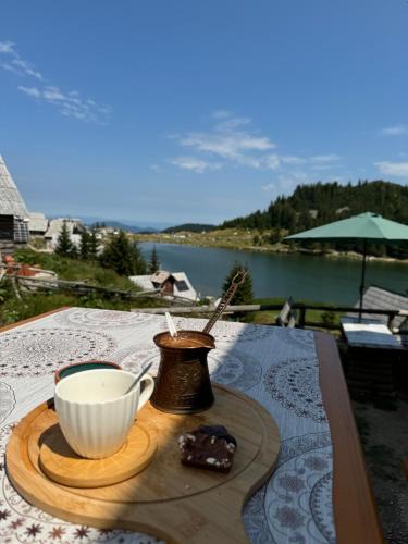 Restorāns, Prokoško jezero Zlatna koliba (Prokosko jezero Zlatna koliba) in Fojnica