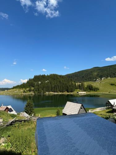 Prokoško jezero Zlatna koliba (Prokosko jezero Zlatna koliba) in Fojnica