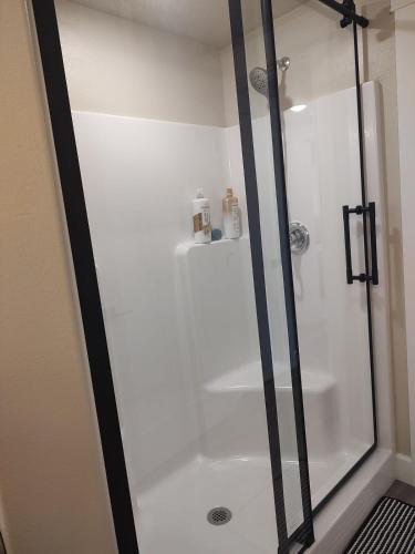 2 bdrm, Walking distance to all thumb 2