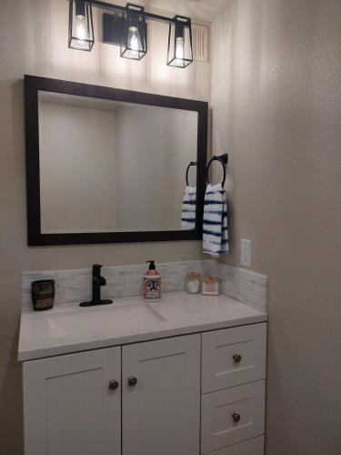 2 bdrm, Walking distance to all detail