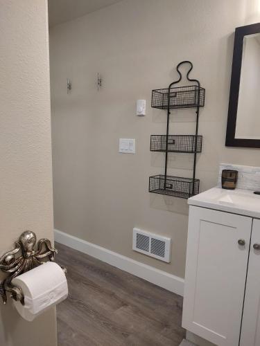 2 bdrm, Walking distance to all detail