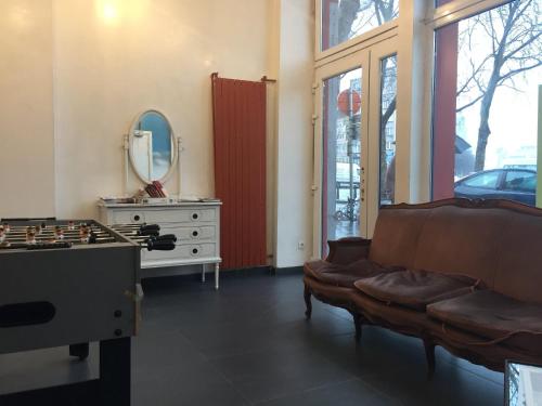 Midi 81 HOSTEL near น้ำพุรูปปั้นเด็กผู้ชายยืนฉี่เมนเนเกนพิส