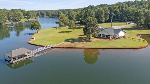 waterfront Lake Greenwood king beds hot tub fire pit sun sets pellet grill private peninsula in Chappells, USA