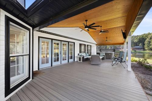 waterfront Lake Greenwood king beds hot tub fire pit sun sets pellet grill private peninsula in Chappells, USA