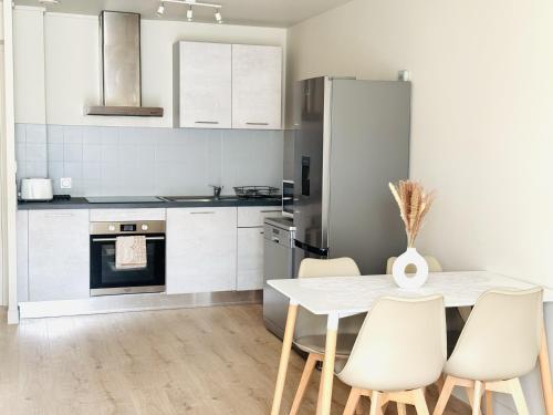Kitchen, Le Dolcevita Magnifique T2 a 10min de la gare a pieds in Bellegarde-sur-Valserine