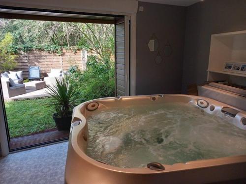 Gîte de Charme avec Spa, Billard, Jardin et Ping-Pong - FR-1-586-54 (Gite de Charme avec Spa, Billard, Jardin et Ping-Pong - FR-1-586-54) in 布爾