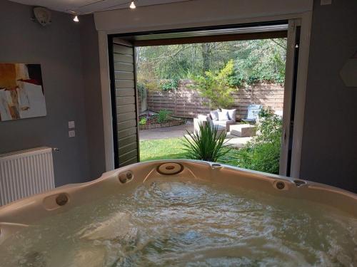 Gîte de Charme avec Spa, Billard, Jardin et Ping-Pong - FR-1-586-54 (Gite de Charme avec Spa, Billard, Jardin et Ping-Pong - FR-1-586-54) in 布爾