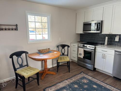 Instalaciones, NC Foothills Cottage with Views in Jonesville