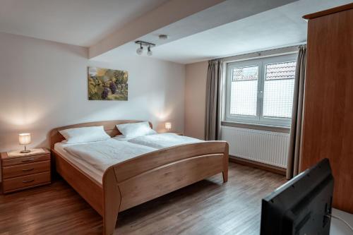 1 double bed, 1 twin bed