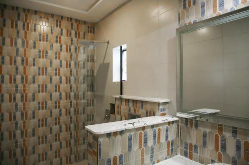 Grand Shalimar Hotel - image 5