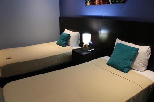 Twin Room image 7