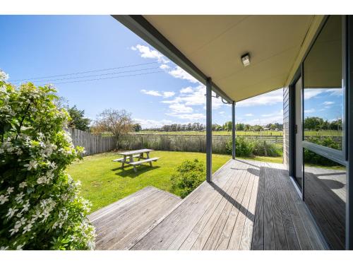 A szálláshely kívülről, Cosy Lakeside - Manapouri Holiday Home in Manapouri