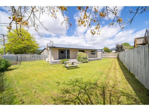 A szálláshely kívülről, Cosy Lakeside - Manapouri Holiday Home in Manapouri